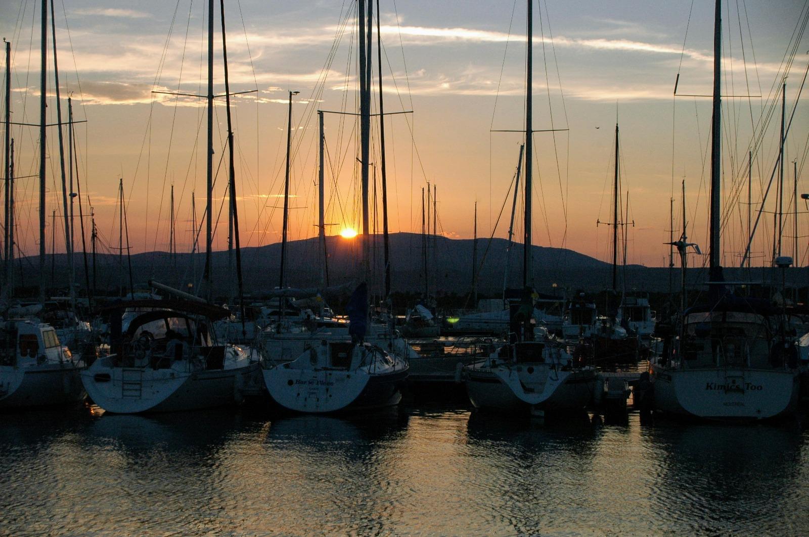 ARCA — Barcelona marina at sunset